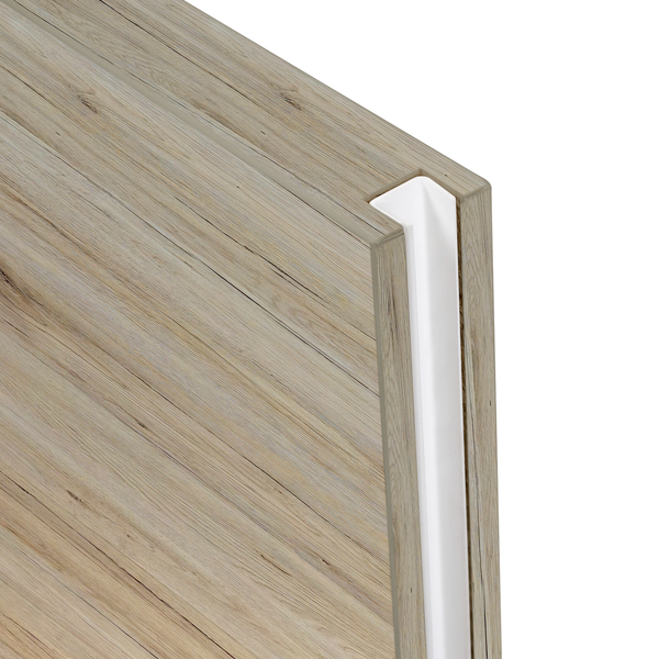 Detailní záběr dřevěného nábytku s úchytkou