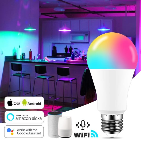 Chytrá LED žárovka s RGB změnou barev, kompatibilní s hlasovým ovládáním, Wi-Fi a aplikací, zobrazená v moderní kuchyni.