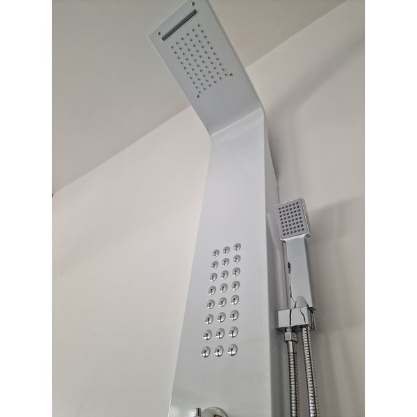 Sprchový panel s pákovou baterií, přepínačem a masážními tryskami z chromu na bílém podkladu.