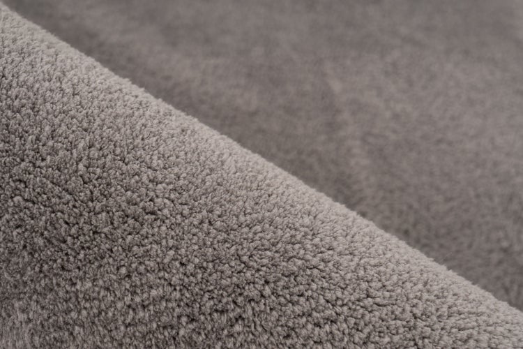 Detailní záběr na texturu huňatého koberce s hustým vlasem